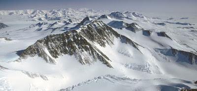 Picos no nevados de la Antártida.