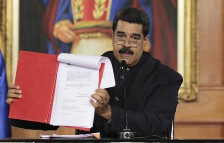 Maduro huye de las elecciones y su canciller habla de democracia