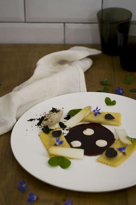 RAVIOLI DE ESPÁRRAGOS BLANCOS Y ALMENDRA CON HELADO DE MAÍZ A LA BRASA Y SALSA PERIGUEUX