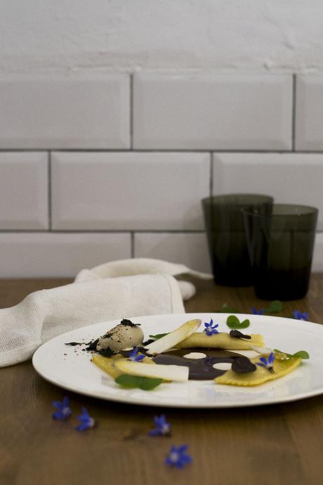 RAVIOLI DE ESPÁRRAGOS BLANCOS Y ALMENDRA CON HELADO DE MAÍZ A LA BRASA Y SALSA PERIGUEUX