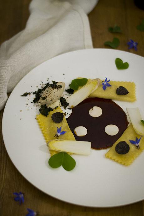 RAVIOLI DE ESPÁRRAGOS BLANCOS Y ALMENDRA CON HELADO DE MAÍZ A LA BRASA Y SALSA PERIGUEUX