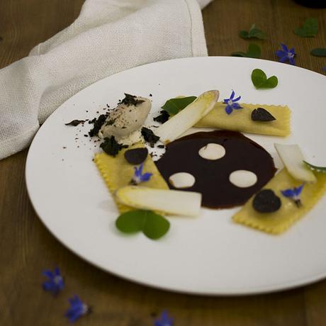 RAVIOLI DE ESPÁRRAGOS BLANCOS Y ALMENDRA CON HELADO DE MAÍZ A LA BRASA Y SALSA PERIGUEUX