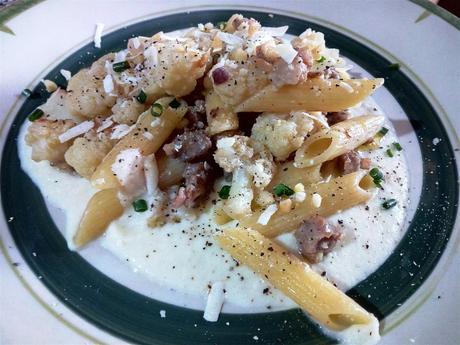 Macarrones con coliflor - Pasta con coliflor y salchichas - Penne con cavoli e salsiccia - Pasta with cauliflower sausage and breadcrumbs