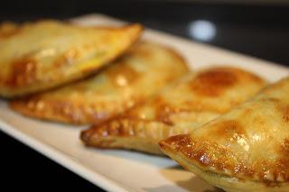 Empanadillas de pesto, tomate y queso