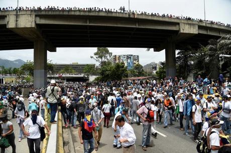 Universitarios venezolanos en las calles contra Maduro