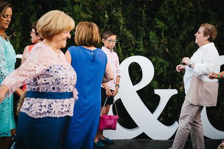 niño-con-bolso-fiesta-fotografia-boda-teruel