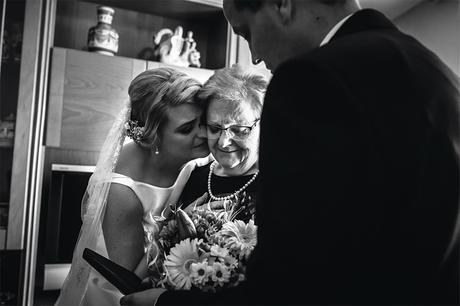 beso-abuela-novios-fotografia-boda-teruel