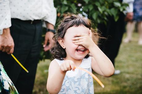 niña-jugando-fotografia-boda-teruel