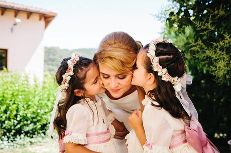 beso-niñas-novia-fotografia-boda-teruel