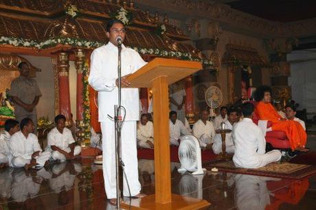 Jagdish Chandra speaking in the Divine Presence at the Athi Rudra Maha Yagnam.