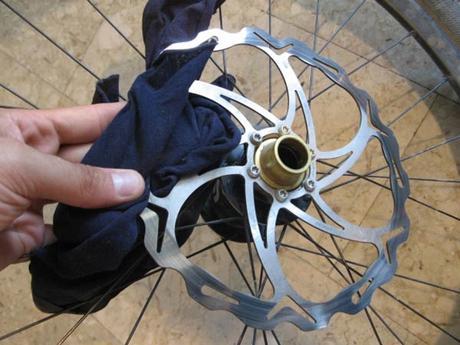 Cómo arreglar unas pastillas de freno contaminadas