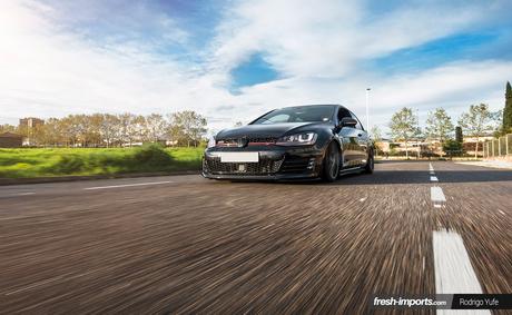 VW Golf GTI Mk7 Stance. Con aire en la suspensión también se puede correr.