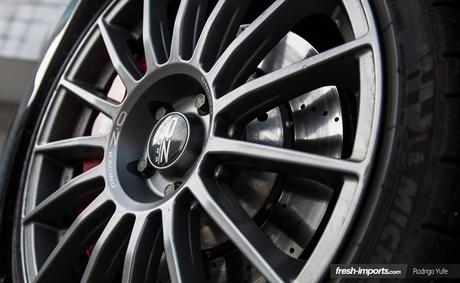 VW Golf GTI Mk7 Stance. Con aire en la suspensión también se puede correr.