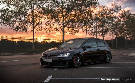 VW Golf GTI Mk7 Stance. Con aire en la suspensión también se puede correr.