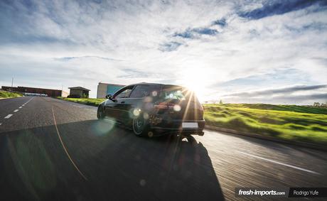 VW Golf GTI Mk7 Stance. Con aire en la suspensión también se puede correr.