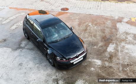 VW Golf GTI Mk7 Stance. Con aire en la suspensión también se puede correr.