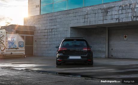 VW Golf GTI Mk7 Stance. Con aire en la suspensión también se puede correr.