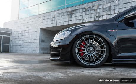 VW Golf GTI Mk7 Stance. Con aire en la suspensión también se puede correr.