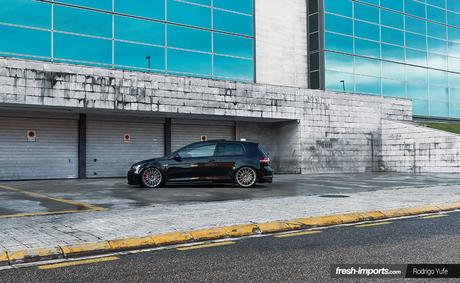 VW Golf GTI Mk7 Stance. Con aire en la suspensión también se puede correr.