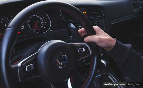 VW Golf GTI Mk7 Stance. Con aire en la suspensión también se puede correr.