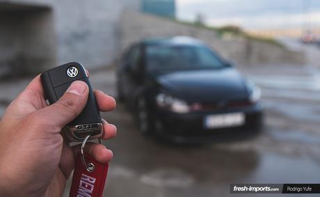 VW Golf GTI Mk7 Stance. Con aire en la suspensión también se puede correr.