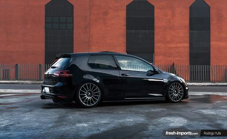 VW Golf GTI Mk7 Stance. Con aire en la suspensión también se puede correr.