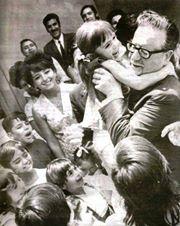 Paula Varas G. hija del exilio y voz de los ochenta.