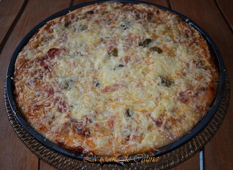 Pizza con cebolla caramelizada, jamón y mozzarella