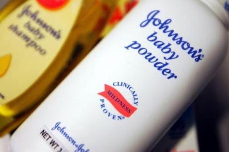 Johnson & Johnson pagará indemnización a mujer que padece cáncer por sus productos