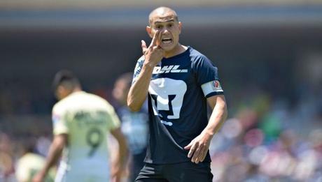 Claudio Suárez considera que son muy duros con Verón Claudio Suárez considera que son muy duros con Verón