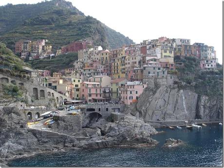 5 Encantadores Pueblos de la Costa Italiana: Manarola y el pesebre más grande del mundo.