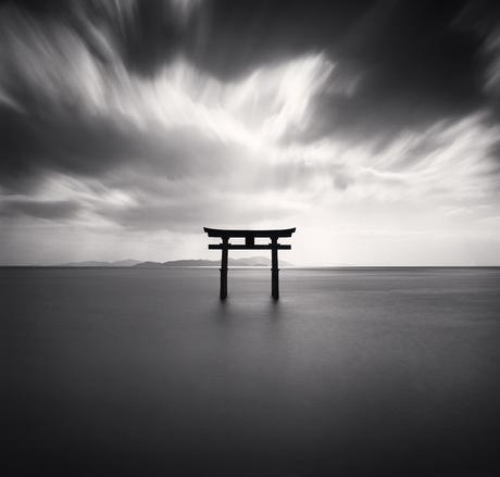 Michael Kenna Torii Study2 Biwalake Honshujapan