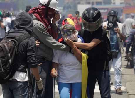 Fotógrafos venezolanos que están arriesgando sus vidas para retratar lo que pasa en el país