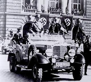 Adolf Hitler, dándose un baño de masas en un Mercedes Benz igual que el de Rosita Serrano.