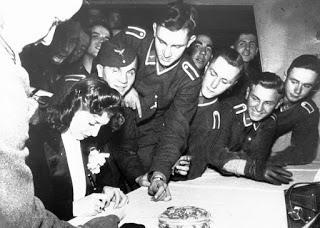 Rosita Serrano, firmando autógrafos a los soldados alemanes.