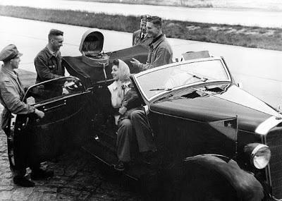 Rosita Serrano y su espectacular Mercedes Benz.