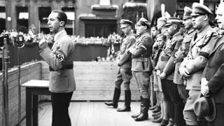 Joseph Goebbels, nuevamente, en pleno mítin dirigiéndose a las masas.