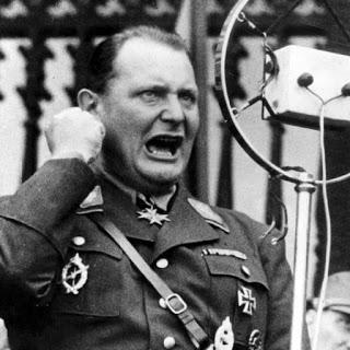 Hermann Göring, número dos del régimen, arengando a la población.