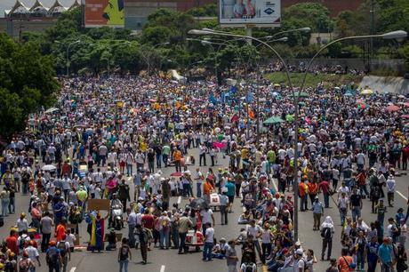 VENEZUELA: La oposición no irá al diálogo, seguirá en las calles mañana lunes.