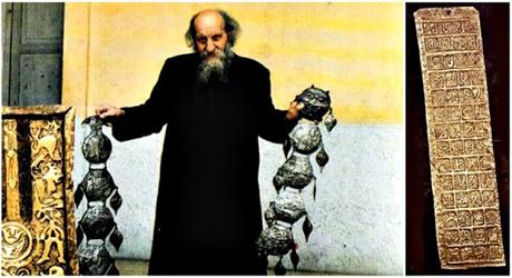 Carlos Crespi con algunos de los extraños objetos que le regalaron los Shuar.