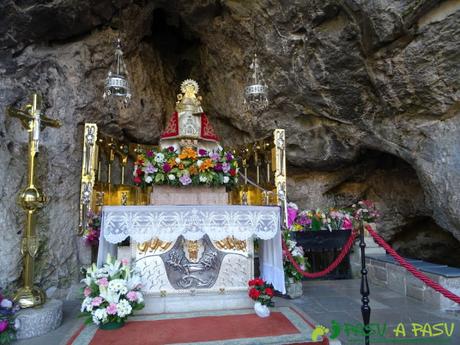 Virgen de Covadonga en la Cueva