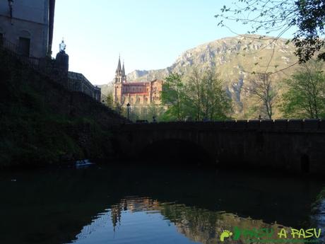 Basílica de Covadonga desde la Fuente de los Siete Caños