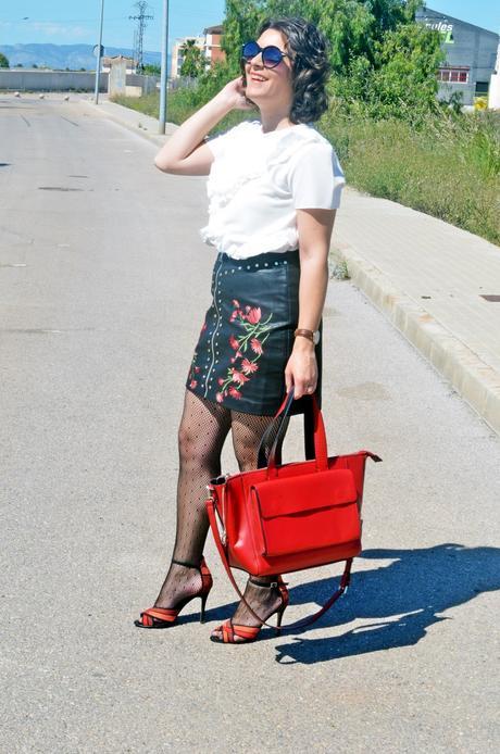 Falda polipiel bordada