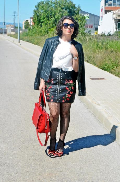 Falda polipiel bordada