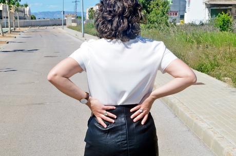 Falda polipiel bordada