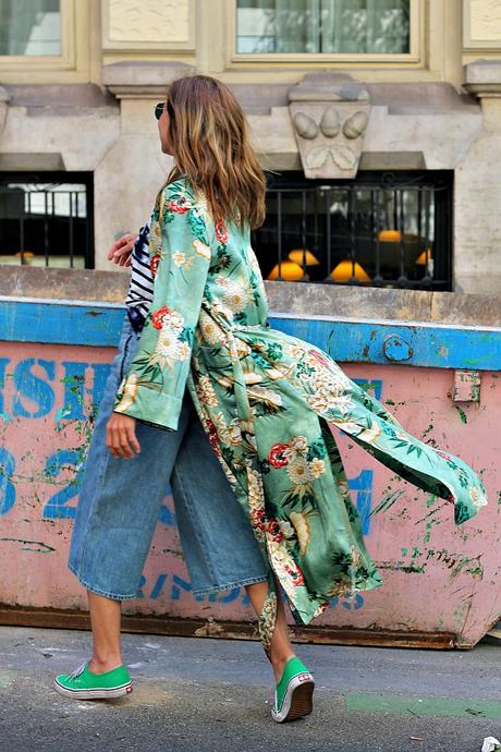 kimono verde y vans