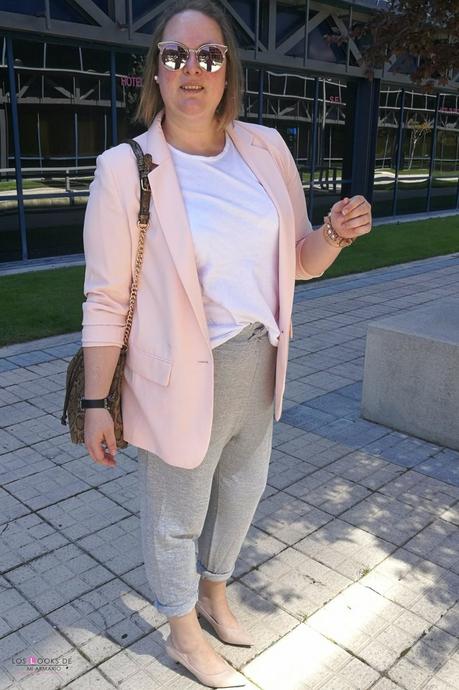 look talla grande con pantalones Jogging chandal gris de asos curves con blazer rosa zapatos nude camiseta basica bolso python