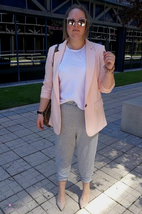 look talla grande con pantalones Jogging chandal gris de asos curves con blazer rosa zapatos nude camiseta basica bolso python