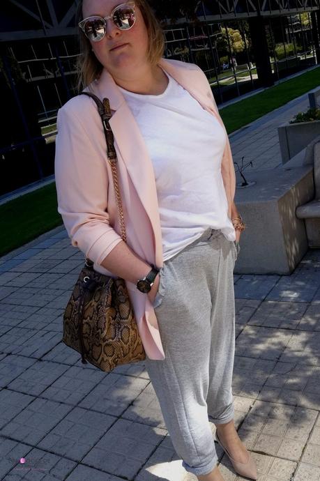 look talla grande con pantalones Jogging chandal gris de asos curves con blazer rosa zapatos nude camiseta basica bolso python