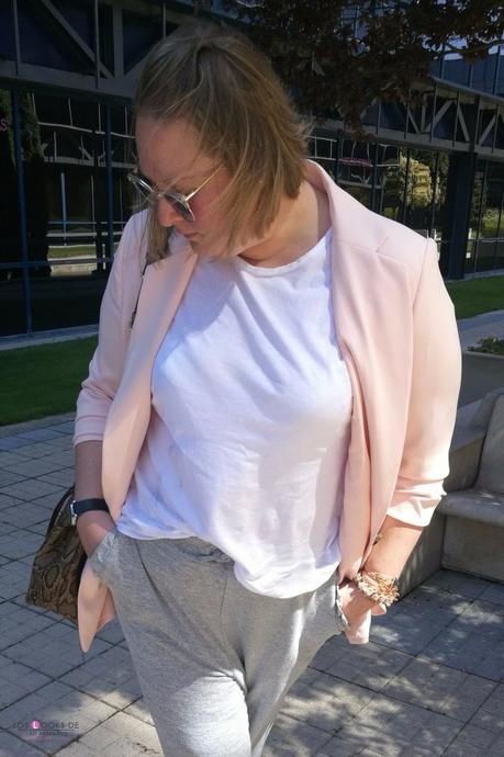 look talla grande con pantalones Jogging chandal gris de asos curves con blazer rosa zapatos nude camiseta basica bolso python